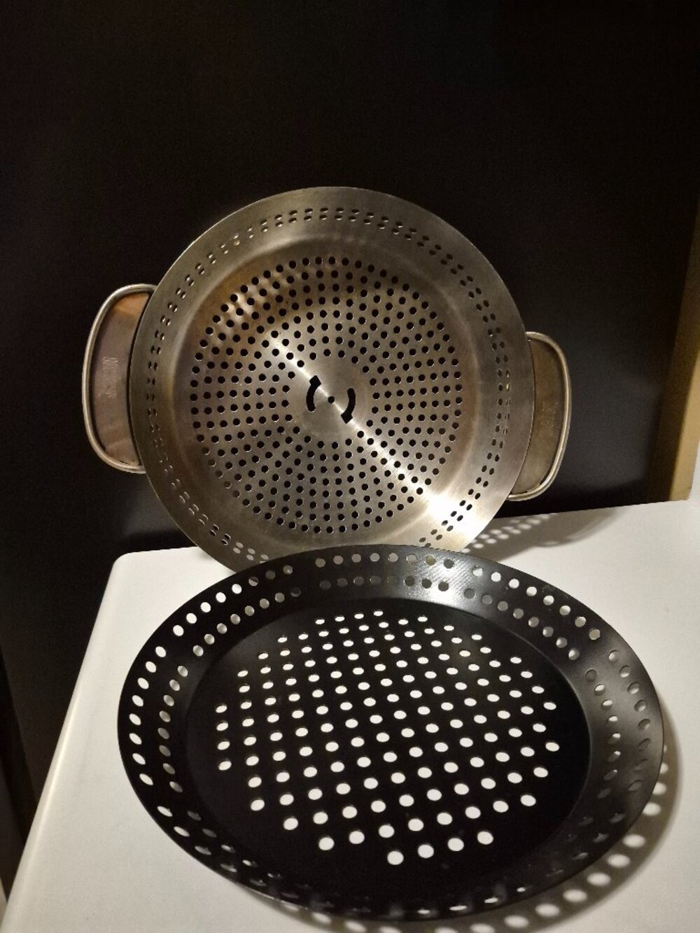 WEBER GOURMET BBQ POULTRY ROASTER/OUTSET BBQ SKILLET BASKET (set of 2)
